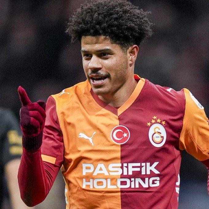 <p>Galatasaray'da bu sezon 39 resmi karşılaşmaya &ccedil;ıkan Sara,&nbsp; 6 gol 3 asistlik katkı sağladı.</p>
