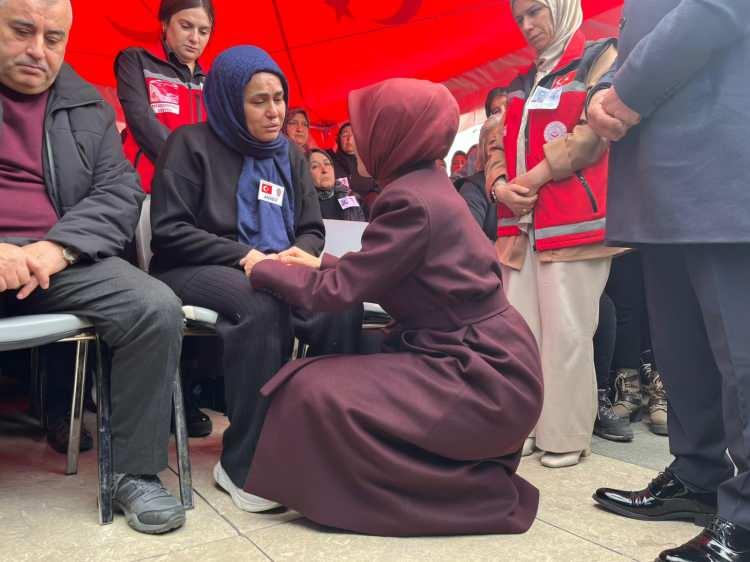 <p><span style="color:rgb(33, 37, 41)">Kazada helikopterde bulunan 4 Katar Silahlı Kuvvetleri personeli, 1 T&uuml;rk Silahlı Kuvvetleri personeli ile ASELSAN personeli 2 teknisyen şehit oldu.</span></p>
