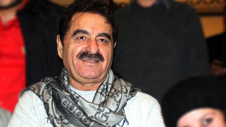 <p><span style="color:rgb(178, 34, 34)">"AKRABANIN AKRABAYA ETTİĞİNİ AKREP BİLE ETMEZMİŞ"</span></p>

<p>Aile i&ccedil;indeki kırgınlıklara da değinen Tatlıses, en yakın &ccedil;evresinden g&ouml;rd&uuml;ğ&uuml; davranışların kendisini &uuml;zd&uuml;ğ&uuml;n&uuml; s&ouml;yledi.<strong>&nbsp;&ldquo;Akrabanın akrabaya ettiğini akrep bile etmezmiş&rdquo;&nbsp;</strong>s&ouml;zleriyle yaşadığı hayal kırıklığını dile getiren sanat&ccedil;ı, oğlu Ahmet Tatlı&rsquo;nın Manisa&rsquo;daki dairelerini sattığını ve kardeşlerine pay vermediğini &ouml;ne s&uuml;rd&uuml;.</p>
