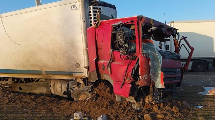 <p><strong><em>"Biz İstanbul'dan Afganistan'a y&uuml;k&uuml;m&uuml;z&uuml; boşalttık ve orada iki g&uuml;n y&uuml;k&uuml;m&uuml;z&uuml; y&uuml;kledik. Eve geldikten sonra yolda herhangi bir sıkıntı yok. Yolda beraber o beni ge&ccedil;iyor, ben onu ge&ccedil;iyorum. Ben kahve &ccedil;ay i&ccedil;iyordum. Kendisi zaten oru&ccedil;luydu ve o şekilde zamanını ge&ccedil;irirdi. Saat 4'&uuml; 10 ge&ccedil;e Kazvin ve Zencan il&ccedil;esinde aniden bir g&uuml;mb&uuml;rt&uuml; sesi oldu. O g&uuml;mleme sesinden dolayı ben aynaya baktım ve oğlumun aracının alevler i&ccedil;inde olduğunu g&ouml;rd&uuml;m. Aracı g&ouml;r&uuml;nce hemen sağa &ccedil;ektim ve gittim oğlumun bomba yerinde oğlumu aradım ama bulamadım. Kendisini aracın arkasında buldum. O anda kendisini kucaklayıp İranlı vatandaşla beraber direkt hastaneye g&ouml;t&uuml;rd&uuml;m. Hastaneye g&ouml;t&uuml;rd&uuml;ğ&uuml;m&uuml;n birinci g&uuml;n&uuml;, ikinci g&uuml;n&uuml;, &uuml;&ccedil; g&uuml;nde, ikinci hastane sevkinden sonra rahmet haberini duyduk.</em></strong></p>

