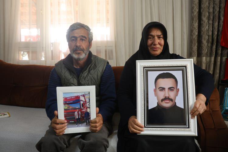 <p><span style="color:#A52A2A"><strong>BAYRAMLARI BURUK GE&Ccedil;Tİ</strong></span></p>

<p>&nbsp;</p>

<p>Evlatlarını kaybeden baba Coşkun Fırat ile anne Hayriye Fırat, Ramazan Bayramı'nı h&uuml;z&uuml;nl&uuml; ge&ccedil;irdi.</p>
