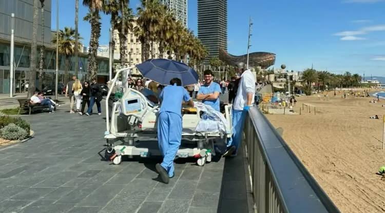 <p><span style="color:#B22222"><em><strong>İspanya'da bir hastanenin sağlık &ccedil;alışanları, yoğun bakım hastalarını d&ouml;rt duvar arasından &ccedil;ıkarıp Akdeniz'in maviliğiyle buluşturuyor. İşte bu "re&ccedil;etesiz" ama mucizevi tedaviden kareler...</strong></em></span></p>
