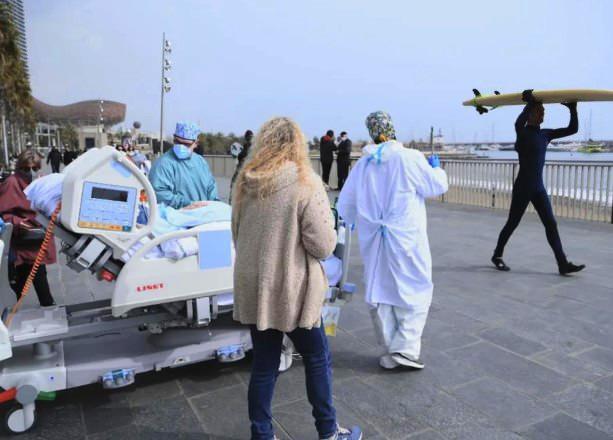 <p><strong>İspanya'da Del Mar Hastanesi'nde yoğun bakım servisinde uzun s&uuml;redir tedavi g&ouml;ren hastalar, doktor ve hemşireler eşliğinde yataklarıyla birlikte hastanenin hemen karşısındaki sahile &ccedil;ıkarılıyor.&nbsp;</strong><span style="color:#B22222"><strong>Ama&ccedil; sadece temiz hava değil, ruhsal bir iyileşme sağlamak.</strong></span></p>
