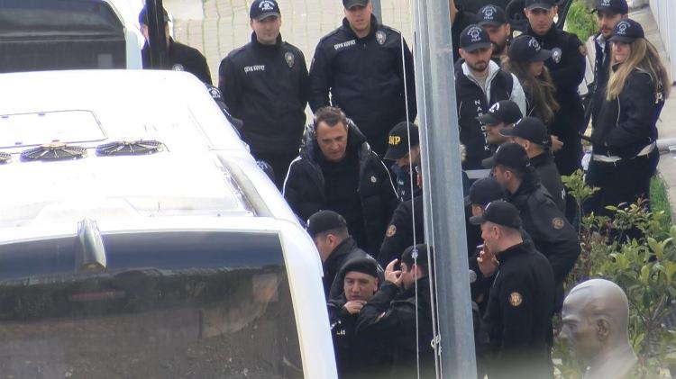 <p><span style="color:#B22222"><strong>5 KİŞİ İ&Ccedil;İN TUTUKLAMA TALEBİ&nbsp;</strong></span></p>

<p>Koray Serenli, Onur Talay, Sezgin K&ouml;ys&uuml;ren, Tuğ&ccedil;e &Ouml;zbudak ve Mustafa Tari i&ccedil;in tutuklama istendi.</p>
