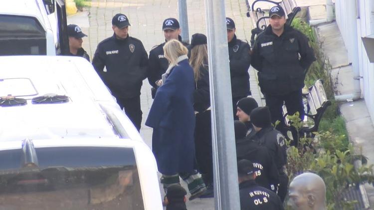 <p><span style="color:#B22222"><strong>İFADE İŞLEMİ BAŞLADI</strong></span></p>

<p>Ş&uuml;phelilerin savcılıkta ifade işlemleri yapıldı. İfade işlemleri i&ccedil;in 4 cumhuriyet savcısının g&ouml;revlendirildiği &ouml;ğrenildi.</p>
