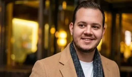 <p><strong>Cinayet B&uuml;ro ekipleri tarafından, olayın hemen ardından ilk olarak şarkıcı <span style="color:#FF0000">Aleyna Kalaycıoğlu</span> g&ouml;zaltına alınırken, iddialara g&ouml;re asıl failin Kalaycıoğlu'nun erkek arkadaşı ve iş insanı <span style="color:#FF0000">Bilal Kadayıf&ccedil;ıoğlu'nun oğlu Alaattin Kadayıf&ccedil;ıoğlu </span>olduğu s&ouml;yleniyor.&nbsp;</strong></p>
