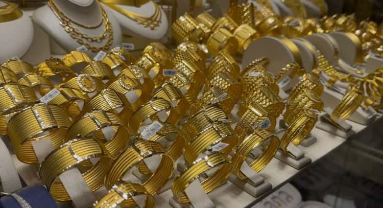 <p>Bankalar ile fiziki altın piyasası arasındaki makas ise ilk kez 500 liranın &uuml;zerine &ccedil;ıktı. Fiyat farklılıkları nedeniyle bazı kuyumcularda bu fark 700 liraya ulaştı.</p>
