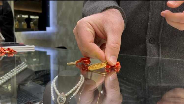 <p><strong>"Bunu bekliyor muyduk, hayır bu kadarın beklemiyorduk. Altın eski g&uuml;nlerine geri d&ouml;ner mi bundan sonra &ccedil;ıkış s&uuml;rer mi diye merak ediyor vatandaşlar. D&uuml;nya piyasasında TL bazında 6 bin lira civarında, reel piyasaya bakarsanız canlı piyasada 6500 &uuml;zerinde devam ediyor. Arada ilk kez bu kadar fark oluyor. Vatandaşlar makasa rağmen fiziki altına devam ediyor."</strong></p>

<p>&nbsp;</p>
