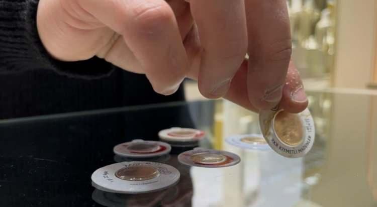 <p>Savaşın gidişatının değişmesi, kanalların a&ccedil;ılması ve petrol d&uuml;ş&uuml;ş&uuml;yle altının yeni zirvelerini g&ouml;rmesini beklediklerini vurgulayan Altıkarteş, <strong>"8 bin 8 bin 500 bantlarına tekrar &ccedil;ıkabiliriz. Altını elinde olanlar endişe duymasın. Yatırım fırsatı olarak g&ouml;rebilirler. Rahat olsun vatandaşlar paniğe kapılmasın."</strong> dedi.<br />
&nbsp;</p>
