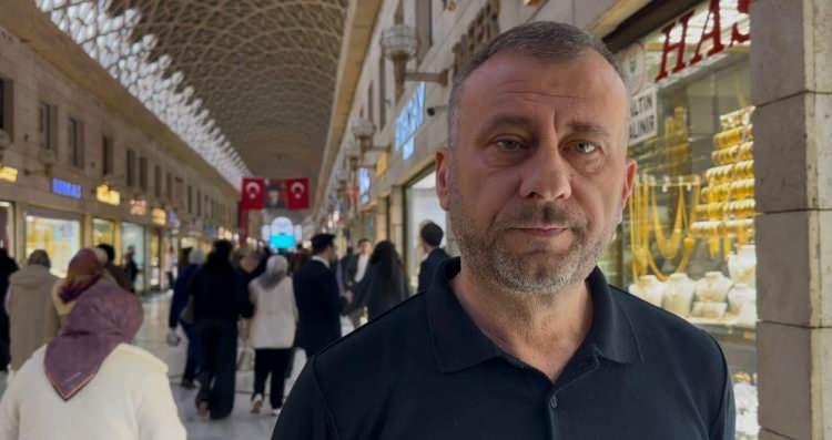 <p>Bursa Kuyumcular Odası Başkanı İsa Altıkardeş, ons bazında 1200 dolarlık bir d&uuml;ş&uuml;ş yaşanan altında haraketliliğin s&uuml;rd&uuml;ğ&uuml;n&uuml; anlattı.<br />
Petroldeki y&uuml;kseliş, doların artışı ve FED'in faiz kararlarıyla değerlendirildiğinde&nbsp;bu d&uuml;ş&uuml;ş&uuml; n beklenenin &uuml;zerinde olduğuna dikkati &ccedil;eken Altıkardeş, ş&ouml;yle konuştu:</p>
