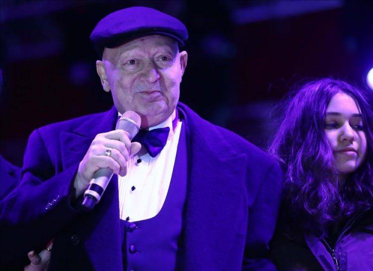 <p><strong>Kendine has sanat&ccedil;ı y&ouml;n&uuml;yle adından s&ouml;z ettiren Kayahan'ın yalnızca duyguları değil, rakamları da y&ouml;neten muazzam bir hafızası vardı. &Uuml;nl&uuml; isim, notaların yanı sıra telefonunda kayıtlı 550'nin &uuml;zerindeki numarayı ezbere biliyordu.</strong></p>
