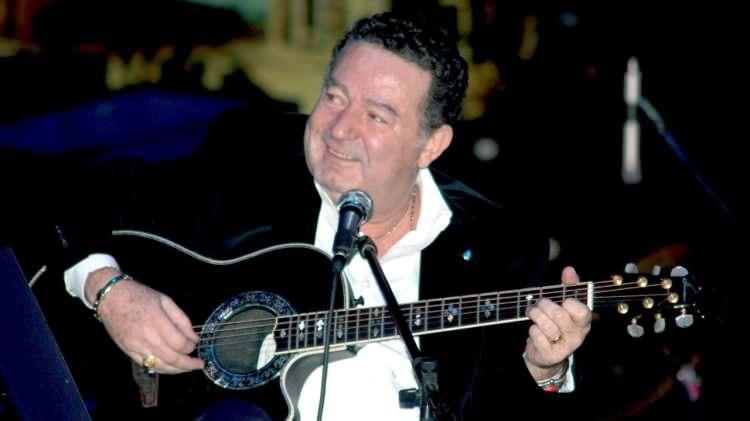 <p><span style="color:#FF0000"><strong>13 SAYISI &Ouml;NEMLİYDİ!</strong></span></p>

<p><strong>Rakamlara ayrı bir ilgisi olan &uuml;nl&uuml; sanat&ccedil;ının hayatında 13 rakamının ise &ccedil;ok ilgin&ccedil; bir ser&uuml;veni vardı. Uzun bir s&uuml;re 13 sayısından hi&ccedil; hazetmeyen Kayahan, kapı numarası 13 olan evlerde oturmaz, hatta ajandasındaki 13 tarihli sayfaları tek tek koparıp atardı.</strong></p>
