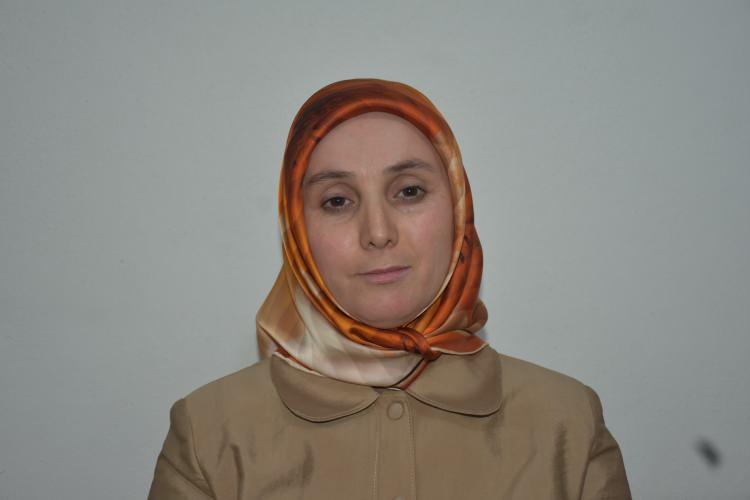 <p><span style="color:#A52A2A"><strong>"JANDARMAYA BAŞVURDUM"</strong></span></p>

<p>&nbsp;</p>

<p><strong><em>"8 sene &ouml;nce k&ouml;pek saldırdı bana ve boynunda yaklaşık 3 metrelik zincir olduğu i&ccedil;in ka&ccedil;madım ancak zincir kopukmuş ve bacağımdan ısırdı, kuduz aşısı oldum.</em></strong></p>

<p>&nbsp;</p>

<p><strong><em>Mahallemiz kırsal b&ouml;lgede kalıyor ve geceleri dışarı &ccedil;ıkamıyoruz. </em></strong></p>

<p>&nbsp;</p>

<p><strong><em><span style="color:#A52A2A">Ben de korkutmak gayesiyle jandarmaya başvurdum resmi belgeli kurusıkı tabanca aldım.</span></em></strong></p>
