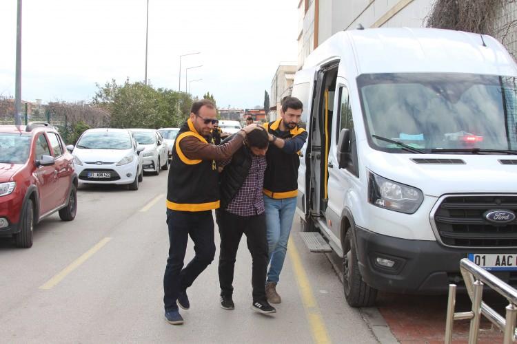 <p>Adana'da trafikte &ouml;n&uuml;n&uuml; kestikleri otomobilin s&uuml;r&uuml;c&uuml;s&uuml;ne saldıran ve&nbsp;363 bin TL para cezası yiyen baba-oğul tutuklandı. Saldırganların akılalmaz ifadeleri ortaya &ccedil;ıktı.</p>
