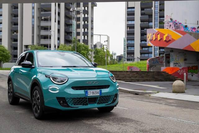 <p><strong><span style="color:#B22222">FIAT 600&nbsp;</span> |&nbsp;&nbsp;200 BİN TL&rsquo;YE 12 AY VADELİ</strong></p>

<p>&nbsp;</p>

<p>&nbsp;</p>

<p>200 bin TL&rsquo;ye 12 ay vadeli, y&uuml;zde <strong><span style="color:#B22222">1,99 faizli</span> kredi </strong>imk&acirc;nı ve bayi peşin &ouml;deme indirimi avantajı sunuluyor.</p>
