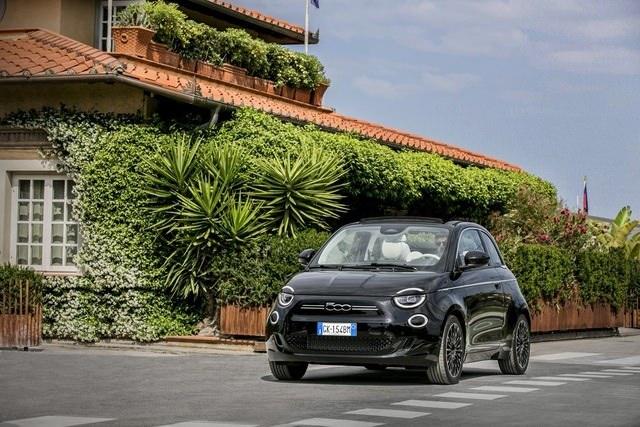 <p><span style="color:#B22222"><strong>FIAT 500E (ELEKTRİKLİ)</strong></span></p>

<p>&nbsp;</p>

<p>130 bin TL&rsquo;ye varan indirim ve 280 bin TL&rsquo;ye 12 ay vadeli, <span style="color:#B22222"><strong>y&uuml;zde 2,89 faizli</strong></span> kredi imk&acirc;nı ile sunuluyor.</p>
