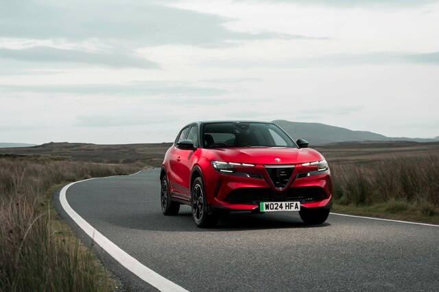 <p><span style="color:#B22222"><strong>ALFA ROMEO JUNİOR (IBRİDA & ELETTRİCA)</strong></span></p>

<p>&nbsp;</p>

<p>Junior Ibrida Speciale+ versiyonunda 60 bin TL&rsquo;ye varan takas desteği sunuluyor. Junior Elettrica Speciale+ versiyonunda ise 300.000 TL&rsquo;ye 12 ay vadeli, <span style="color:#B22222"><strong>y&uuml;zde 0,99 faizli</strong></span> kredi imk&acirc;nı bulunuyor.</p>

<p>&nbsp;</p>

<p><span style="color:#B22222"><strong>ALFA ROMEO TONALE(DİZEL)</strong></span></p>

<p>&nbsp;</p>

<p>Dizel motorlu versiyonunda avantajlı takas desteği imk&acirc;nı sunuluyor.</p>
