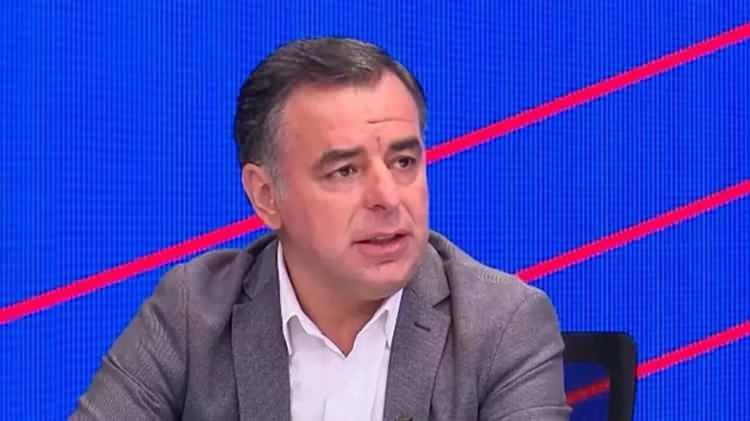 <p>Yarkadaş şu ifadeleri kullandı:<br />
Ekrem İmamoğlu’nu destekleyen bir site, mitingi kalabalık göstermek için fotoğrafın üzerinde oynuyor.&nbsp;</p>

<p>İmamoğlu’nun destekleyen sitenin sahibi ise İmamoğlu’nun ekibine seslenerek “Biz o fotoğrafı yapay zeka ile yaptık. Siz bunu niye kullandınız?” diyor.&nbsp;</p>

<p>Kısacası; CHP’li vekillerin ve İmamoğlu’nun resmi hesabının da kullandığı Çanakkale mitingi foto montajlı…</p>

<p>Neresinden tutsan elinde kalıyor.</p>

<p>Ne gerek var böyle şeylere?</p>
