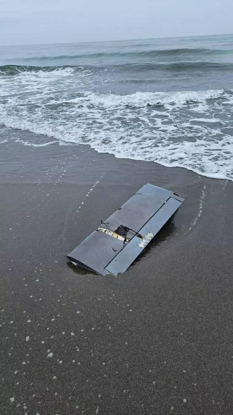 <p>Ekipler, gerekli tedbirleri aldıktan sonra incelenmek &uuml;zere par&ccedil;aları alıp g&ouml;t&uuml;rd&uuml;.</p>
