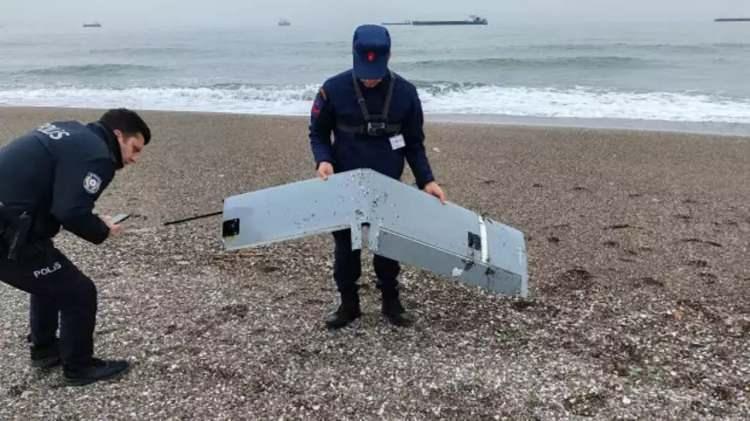 <p>Deniz kıyısındaki insansız hava aracı par&ccedil;alarını g&ouml;renlerin ihbarı &uuml;zerine 2 adrese de jandarma ve sahil g&uuml;venlik ekipleri sevk edildi.&nbsp;</p>
