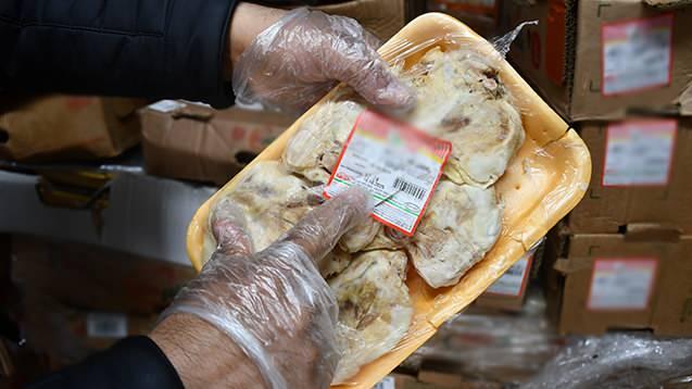 <p><span style="color:rgb(165, 42, 42)"><strong>İDARİ CEZA GE&Ccedil;İRİLDİ&nbsp;</strong></span></p>

<p>&nbsp;</p>

<p>İşletmeye m&uuml;h&uuml;r vurulurken,<strong><em>&nbsp;idari para cezası uygulandı.</em></strong></p>
