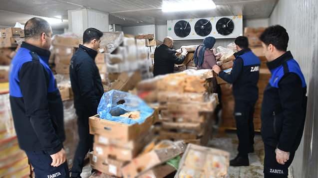 <p><span style="color:rgb(165, 42, 42)"><strong>"HALK SAĞLIĞINI TEHTİD EDENLERE M&Uuml;SAMAHA G&Ouml;STERİLMEYECEK"</strong></span></p>

<p>&nbsp;</p>

<p>Zabıta M&uuml;d&uuml;r&uuml; Tarık Kızılke&ccedil;i, halk sağlığını tehdit eden &uuml;r&uuml;nlere m&uuml;samaha g&ouml;sterilmeyeceğini belirterek,&nbsp;<strong><em>&ldquo;Siverek Belediyesi Zabıta M&uuml;d&uuml;rl&uuml;ğ&uuml; olarak y&uuml;r&uuml;tt&uuml;ğ&uuml;m&uuml;z denetimlerde pazarlamacı bir esnaftan ş&uuml;phelendik. Yaptığımız takip sonucunda s&ouml;z konusu depoya ulaştık. Ekiplerimiz tarafından ger&ccedil;ekleştirilen kontrollerde, son kullanma tarihi ge&ccedil;miş ve bozulmuş 50 ton tavuk &uuml;r&uuml;n&uuml; tespit edildi. İl&ccedil;e Tarım ve Orman M&uuml;d&uuml;rl&uuml;ğ&uuml; ile koordineli şekilde &uuml;r&uuml;nler kamyonlara y&uuml;klenerek imha edilmek &uuml;zere sevk edildi. Denetimlerimiz aralıksız devam edecektir.&rdquo;&nbsp;</em></strong>diye konuştu.&nbsp;</p>
