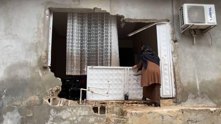 <p>Yağışlar nedeniyle dereler taştı, ekili tarım arazileri ile bazı ev ve iş yerlerini su bastı.</p>

<p>&nbsp;</p>

<p>Tıkanan mazgallar nedeniyle cadde ve sokaklar g&ouml;le d&ouml;nerken, s&uuml;r&uuml;c&uuml;ler trafikte ilerlemekte g&uuml;&ccedil;l&uuml;k &ccedil;ekti.</p>
