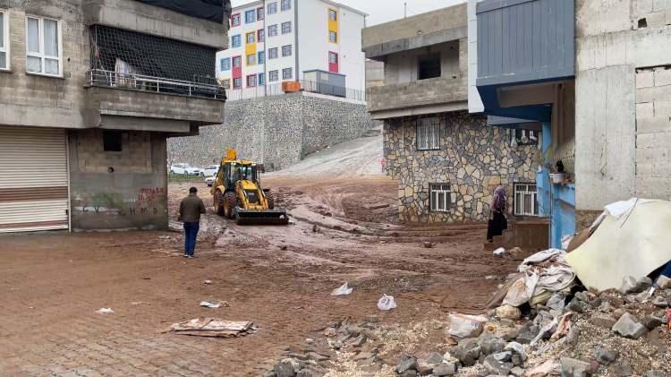 <p><span style="color:#A52A2A"><strong>&Ccedil;ALIŞMA BAŞLATILDI&nbsp;</strong></span></p>

<p>&nbsp;</p>

<p>Kentin simgelerinden Balıklıg&ouml;l&rsquo;de de su seviyesi y&uuml;kseldi.</p>

<p>&nbsp;</p>

<p>Yağışların bug&uuml;n etkisini kaybettiği kent merkezinde belediye ekipleri, tıkanan mazgalları a&ccedil;mak ve &ccedil;amurla kaplanan yollarda temizlik &ccedil;alışması başlattı.</p>
