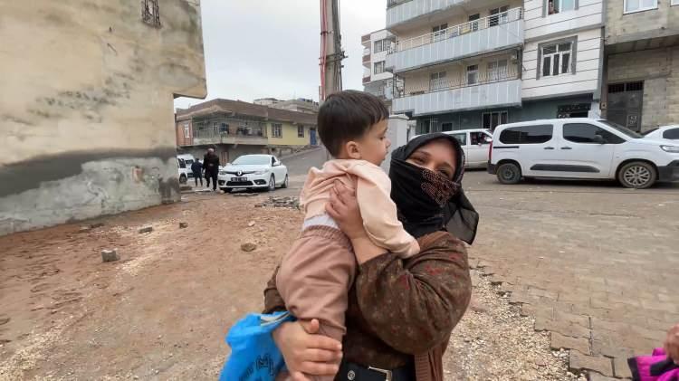 <p><span style="color:#A52A2A"><strong>SULAR BİR ANDA EVE DOLMAYA BAŞLADI&nbsp;</strong></span></p>

<p>&nbsp;</p>

<p>Geceyi yakınlarının evinde ge&ccedil;irdiklerini belirten 5 &ccedil;ocuk annesi Sevim &Ouml;lmez,<strong><em> &ldquo;Evde oturduğumuz sırada mutfaktan su girmeye başladı. Pencereden baktığımda suyun hızla y&uuml;kseldiğini g&ouml;r&uuml;nce &ccedil;ocuklarımı alıp kendimizi dışarı attık. Birka&ccedil; dakika i&ccedil;inde evimiz tamamen suyla doldu. Canımızı zor kurtardık. Evde hi&ccedil;bir şey kalmadı. Kiracıyız, yardım bekliyoruz.&rdquo;</em></strong> dedi.</p>
