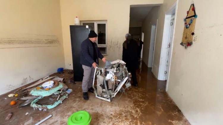 <p><span style="color:rgb(165, 42, 42)"><strong>SEL SULARI 2 METREYE ULAŞTI&nbsp;</strong></span></p>

<p>&nbsp;</p>

<p>Kısa s&uuml;rede t&uuml;m evi kaplayan ve&nbsp;<span style="color:rgb(165, 42, 42)"><strong><em>yaklaşık 2 metreye ulaşan sel suları</em></strong></span>&nbsp;kapı ve pencerelerden dışarı taştı.</p>

<p>&nbsp;</p>

<p>Evde biriken &ccedil;amurlu su, b&ouml;lgeye sevk edilen iş makineleriyle duvarın yıkılmasıyla tahliye edildi.</p>
