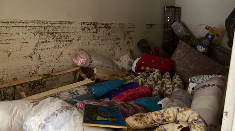 <p>Selin etkili olduğu mahallede belediye ekiplerinin temizlik &ccedil;alışmaları s&uuml;rerken, Balıklıg&ouml;l b&ouml;lgesinde &ccedil;alışmalar devam ediyor.&nbsp;</p>
