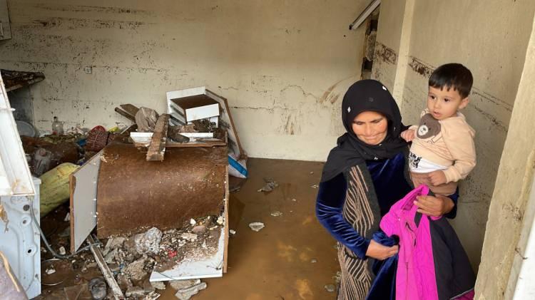 <p>&nbsp;Kısa s&uuml;rede t&uuml;m evi kaplayan ve yaklaşık 2 metreye ulaşan sel suları kapı ve pencerelerden dışarı taştı. Evde biriken &ccedil;amurlu su, b&ouml;lgeye sevk edilen iş makineleriyle duvarın yıkılmasıyla tahliye edildi.</p>
