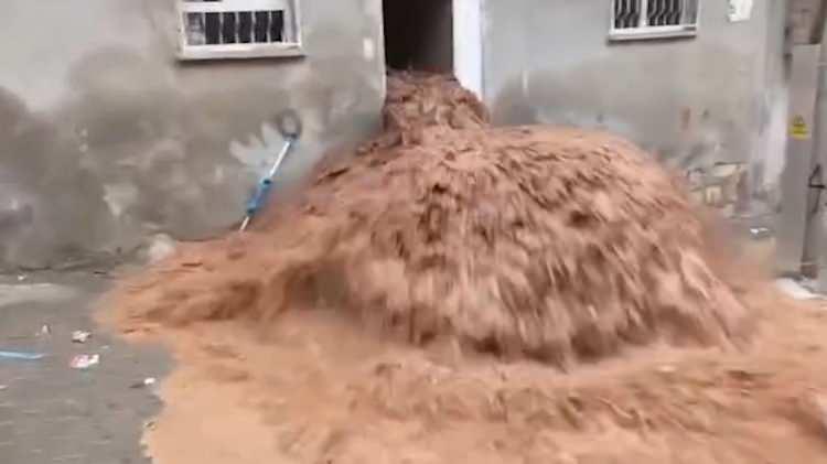 <p>Şanlıurfa'da etkili olan sağanak sırasında deredeki taşkın nedeniyle oluşan selin vurduğu ede yaşayan 7 kişilik aile, canlarını zor kurtardı. <em><span style="color:#A52A2A">Felaket sonrası oluşan hasar g&uuml;n ağarınca ortaya &ccedil;ıkarken evde kiracı olarak oturan</span> </em>Kemal &Ouml;lmez yaşadıkları dehşeti anlattı.&nbsp;</p>
