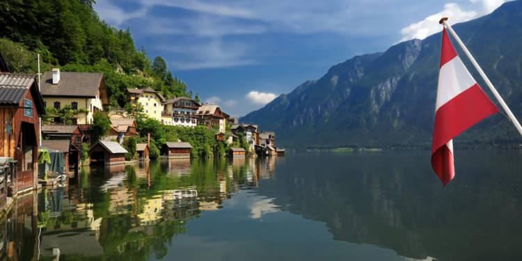 <p><strong><span style="color:#B22222">AVUSTRUYA&nbsp;</span> |&nbsp; 10 YIL İKAMET</strong></p>

<p>&nbsp;</p>

<p>10 yıl yaşamanızın yanı sıra B2 seviyesinde (ileri d&uuml;zey) Almanca bilmeniz zorunlu.</p>
