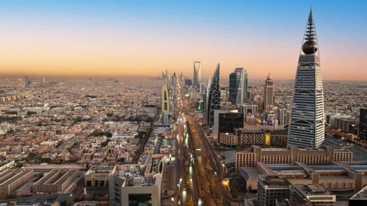 <p><strong><span style="color:#B22222">SUUDİ ARABİSTAN</span>&nbsp; |&nbsp; 10 YIL İKAMET</strong></p>

<p>&nbsp;</p>

<p><span style="color:#B22222"><strong>Diğer şartlar</strong></span></p>

<p>En az 10 yıl ikamet ve Arap&ccedil;a bilme şartı var ancak s&uuml;re&ccedil; son derece "se&ccedil;ici" ve dışa kapalı işliyor.</p>
