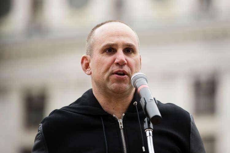 <p><strong><span style="color:#B22222">43)&nbsp; MICHAEL RUBIN&nbsp;</span> |&nbsp; 10,6 MİLYAR DOLAR</strong></p>

<p>&nbsp;</p>

<p>Michael Rubin, ABD merkezli e-ticaret ve perakende sekt&ouml;r&uuml;nde &ouml;ne &ccedil;ıkan bir iş insanıdır. Serveti, Fanatics gibi spor &uuml;r&uuml;nleri şirketleri ve başarılı yatırımlarından kaynaklanıyor.</p>
