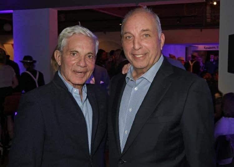 <p><strong><span style="color:#B22222">37)&nbsp; DAVID REUBEN&nbsp; </span>| 12,8 MİLYAR DOLAR</strong></p>

<p>&nbsp;</p>

<p>David Reuben, İngiltere merkezli iş insanı ve yatırımcı olarak gayrimenkul, enerji ve &ccedil;eşitli sekt&ouml;rlerde b&uuml;y&uuml;k yatırımlara sahip. Serveti, stratejik yatırımları ve aile şirketlerinden gelen uzun s&uuml;reli kazan&ccedil;larla şekillenmiştir.</p>
