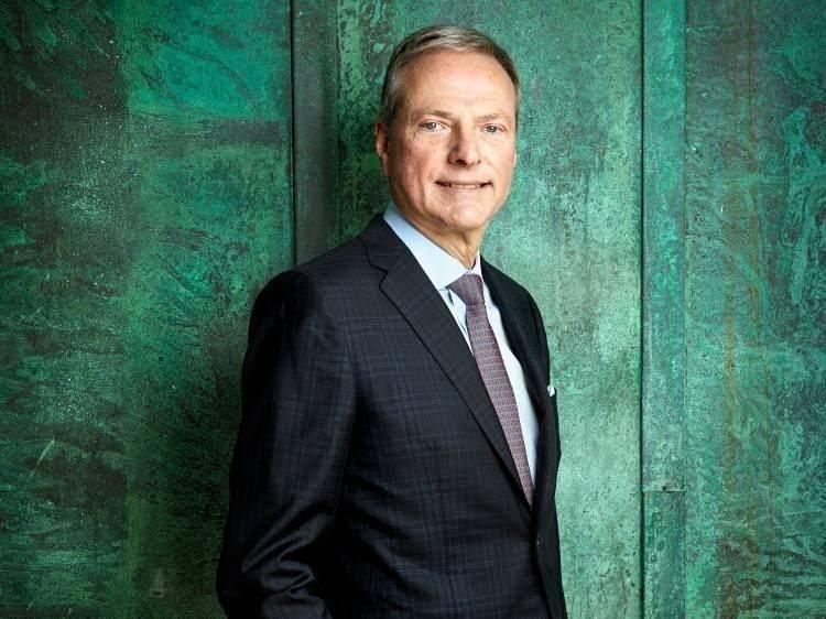 <p><strong><span style="color:#B22222">23)&nbsp; HENRY SAMUELI </span>| 19,7 MİLYAR DOLAR</strong></p>

<p>&nbsp;</p>

<p>Henry Samueli, Broadcom&rsquo;un kurucu ortağı olarak teknoloji ve yarı iletken sekt&ouml;r&uuml;nde &ouml;ne &ccedil;ıkıyor. Serveti, &ouml;zellikle iletişim teknolojileri ve &ccedil;ip &uuml;retimindeki başarılı girişimlerinden kaynaklanıyor.</p>
