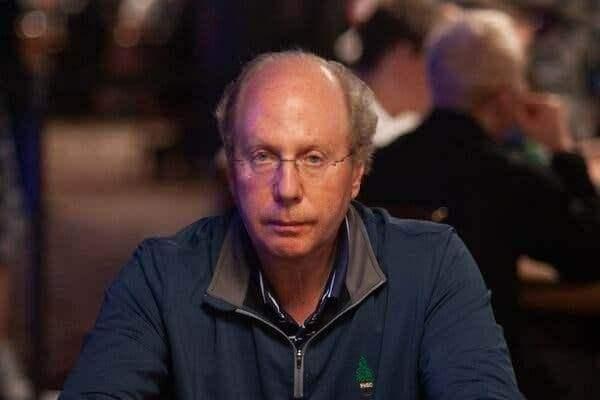 <p><strong><span style="color:#B22222">8)&nbsp; JEFF YASS</span>&nbsp; |&nbsp; 59+ MİLYAR DOLAR&nbsp; -&nbsp; Finans</strong></p>

<p>&nbsp;</p>

<p>Jeff Yass, Susquehanna International Group&rsquo;un kurucularından biri olarak finans ve yatırım d&uuml;nyasında &ouml;ne &ccedil;ıkıyor. Serveti, opsiyon ticareti, hedge fon y&ouml;netimi ve teknoloji yatırımlarından geliyor.</p>
