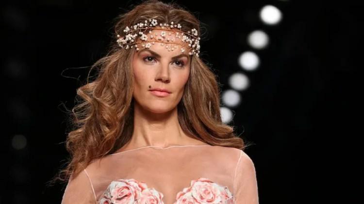 <p><span style="color:#800080"><em><strong>"Yakında bir ameliyat ge&ccedil;ireceğim. İyiyim. G&uuml;&ccedil;l&uuml;y&uuml;m. Ama şunu s&ouml;ylemek istiyorum D&uuml;nyada yaklaşık her 14 saniyede bir kadına meme kanseri teşhisi konuyor." </strong></em></span><strong>diyerek s&uuml;recinden bahsetti.</strong></p>
