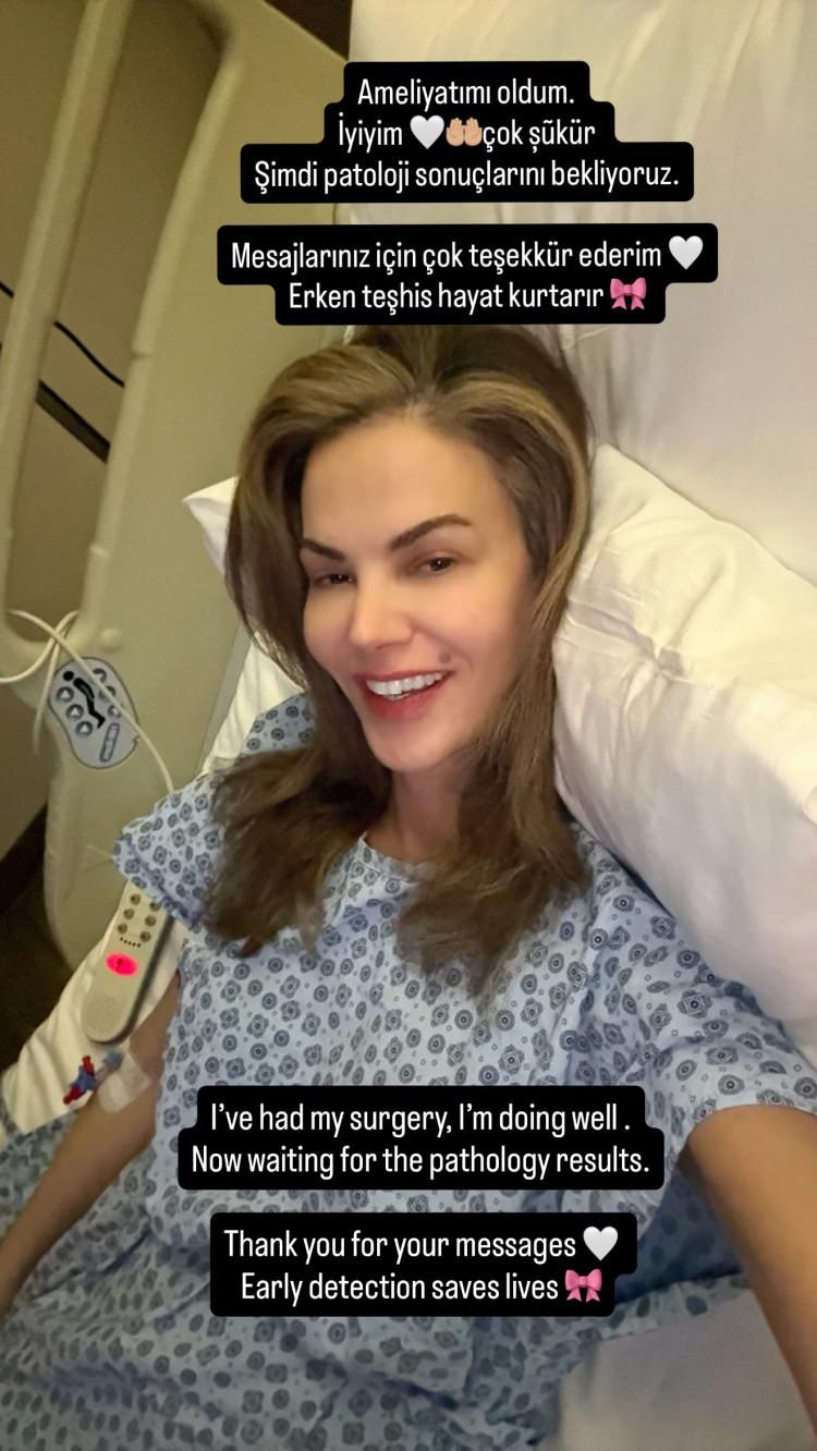 <p><span style="color:#B22222"><strong>"PATOLOJİ SONU&Ccedil;LARINI BEKLİYORUZ"</strong></span></p>

<p><strong>Operasyon sonrası hastane odasında sevenlerine seslenen T&uuml;lin Şahin, sağlık durumunun iyi olduğunu belirtti:</strong></p>

<p><span style="color:#800080"><em><strong>"Ameliyatımı oldum. İyiyim, &ccedil;ok ş&uuml;k&uuml;r. Şimdi patoloji sonu&ccedil;larını bekliyoruz. Mesajlarınız i&ccedil;in &ccedil;ok teşekk&uuml;r ederim. Erken teşhis hayat kurtarır"</strong>&nbsp;</em></span></p>

