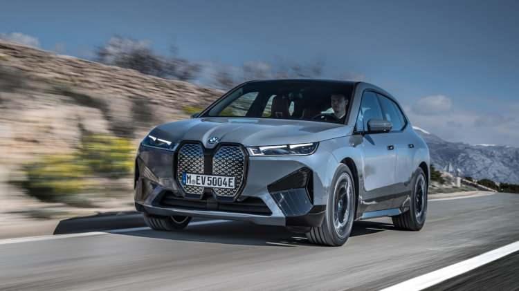 <p><span style="color:#B22222"><strong>BMW iX 50 xDrive</strong></span></p>

<p>Menzil (km):&nbsp;519</p>

<p>T&uuml;ketim (kWh/100 km):&nbsp;20,3</p>

<p>Pil (kWh):&nbsp;105,2</p>
