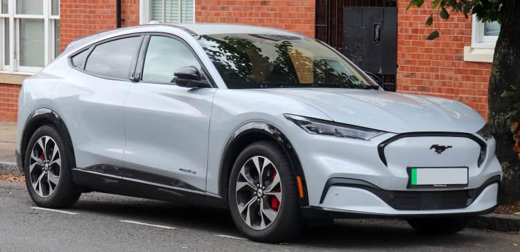 <p><strong>FORD MUSTANG MACH-E</strong></p>

<p>Menzil (km):&nbsp;519</p>

<p>T&uuml;ketim (kWh/100 km):&nbsp;17</p>

<p>Pil (kWh):&nbsp;99</p>
