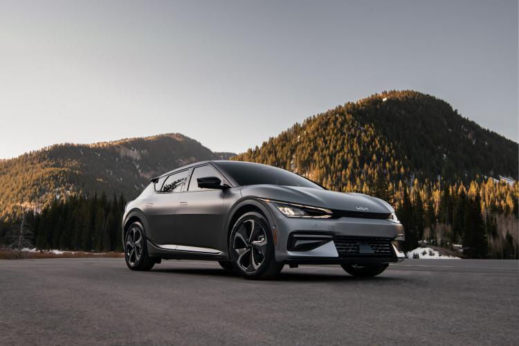 <p><span style="color:#B22222"><strong>KİA EV6 2WD</strong></span></p>

<p>Menzil (km):&nbsp;532</p>

<p>T&uuml;ketim (kWh/100 km):&nbsp;14,5</p>

<p>Pil (kWh):&nbsp;77,4</p>
