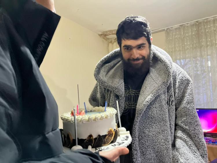 <p><span style="color:#A52A2A"><strong>DOĞUM G&Uuml;N&Uuml; KUTLANDI&nbsp;</strong></span></p>

<p>&nbsp;</p>

<p>Nişanın ardından nadir olarak dışarıya &ccedil;ıkıp kendisini eve kapatan Barış&rsquo;a, hayırsever &Ccedil;ilem Artan ve arkadaşları s&uuml;rpriz doğum g&uuml;n&uuml; etkinliği hazırladı.&nbsp;</p>
