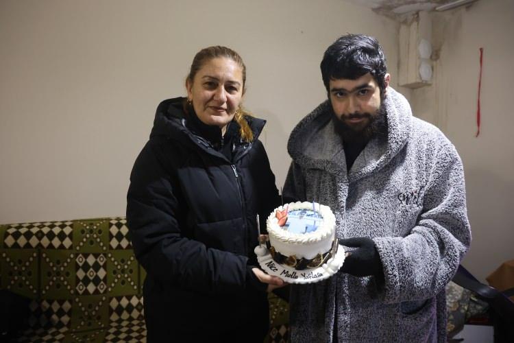 <p><span style="color:#A52A2A"><strong>"İLGİNİN BENDE OLMASINI SEVMİYORUM"</strong></span></p>

<p>&nbsp;</p>

<p>Kendisine yapılan s&uuml;rpriz doğum g&uuml;n&uuml;n&uuml; bilgisayar başında oyun oynarken karşılayan Barış &Ouml;zbay, ş&ouml;yle konuştu:&nbsp;</p>

<p>&nbsp;</p>

<p><strong><em>"Ben 26 Mart 2001 yılında doğdum ve 25 yaşına girdim. Doğum g&uuml;n&uuml; kutlamasında hi&ccedil;bir şey hissetmedim ama biraz mutlu oldum. </em></strong></p>

<p>&nbsp;</p>

<p><strong><em>Benim i&ccedil;in her şey aynı bir şey değişmiyor. Neden değişmediğini bilmiyorum. B&ouml;yle bir s&uuml;rpriz beklemiyordum. &Ouml;nceden doğum g&uuml;n&uuml; kutlamıştım ama kutlamayı sevmiyorum. &Ccedil;&uuml;nk&uuml; ilginin bende olmasını sevmiyorum, hi&ccedil; hoş bir şey değil. T&uuml;rk&uuml;lerin s&ouml;zlerini bilmiyorum sadece kolay yerlerini s&ouml;yledim.</em></strong></p>

<p>&nbsp;</p>

<p><strong><em>Ge&ccedil;enlerde arkadaşımın nişanına gittim. Nişanda yine bir şey hissetmedim. Nişanda zorla oynadım. Evden dışarı &ccedil;ıkmak k&ouml;t&uuml; oluyor. <span style="color:#A52A2A">Bilmiyorum ama bir şey yapmak hoşuma gitmiyor, tembelim sanırım.</span> </em></strong></p>

<p>&nbsp;</p>

<p><strong><em>G&uuml;n i&ccedil;inde uyanıyorum, bilgisayar başına ge&ccedil;iyorum ve akşama kadar bilgisayar oynuyorum. Dışarıya &ccedil;ıkmaya gerek yok. Bilgisayar daha iyi oluyor."</em></strong></p>
