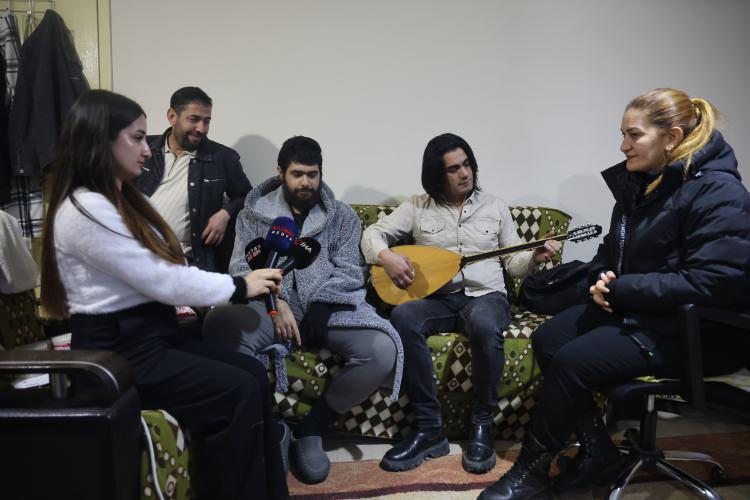 <p>Evden &ccedil;ıkmayan telefon bağımlısı Barış&rsquo;a s&uuml;rpriz doğun g&uuml;n&uuml; hazırlığı yapan &Ccedil;ilem Artan, <em><strong>"Biz bug&uuml;n &ccedil;ok mutluyuz. Bug&uuml;n Barış i&ccedil;in &ouml;zel hazırlandık. Ona resminin olduğunu bir pasta yaptırdık. Bizim i&ccedil;in &ccedil;ok keyifli oldu. Barış&rsquo;ın y&uuml;z&uuml;nde o keyfi g&ouml;r&uuml;yorum. G&uuml;l&uuml;msemesinden belli oluyor. Biz mutluyuz. İyi ki doğmuş Barış, iyi ki varsın Barış ve her zaman yanınızdayız."</strong></em> ifadelerini kullandı.</p>
