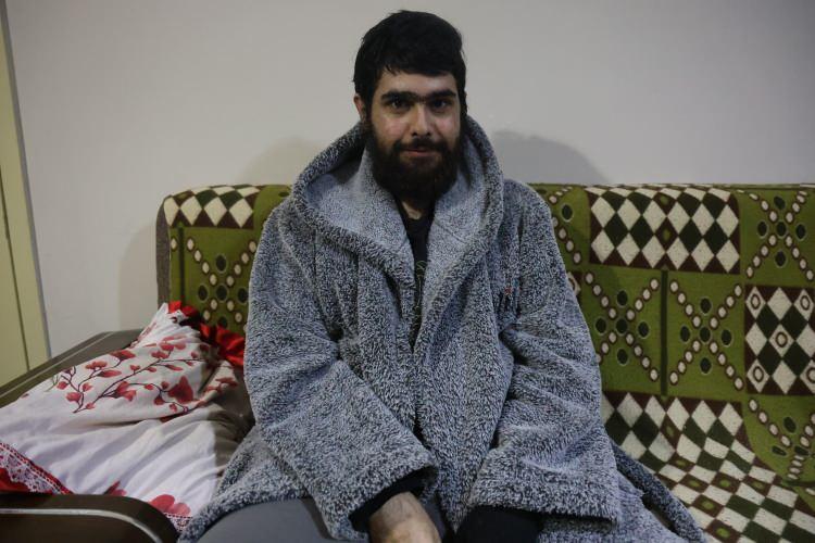 <p><span style="color:rgb(165, 42, 42)"><strong>HAYAT HİK&Acirc;YESİ DİKKAT &Ccedil;EKTİ&nbsp;</strong></span></p>

<p>&nbsp;</p>

<p>Depremin ardından yaşama hevesini kaybeden ve okuduğu &uuml;niversiteyi yarıda bırakarak s&uuml;rekli bilgisayar ve cep telefonuyla oynamaya başlayan Barış &Ouml;zbay, sanal d&uuml;nyaya bağımlı hale gelerek hayat hikayesiyle T&uuml;rkiye'nin dikkatini &ccedil;ekti.&nbsp;</p>

<p>&nbsp;</p>

<p>Yaşamak i&ccedil;in gerekli ihtiya&ccedil;larını gideren gen&ccedil;;&nbsp; ne duş alıyor ne de tırnaklarını kesmek gibi &ouml;zel ihtiya&ccedil;larını yerine getiriyordu.</p>
