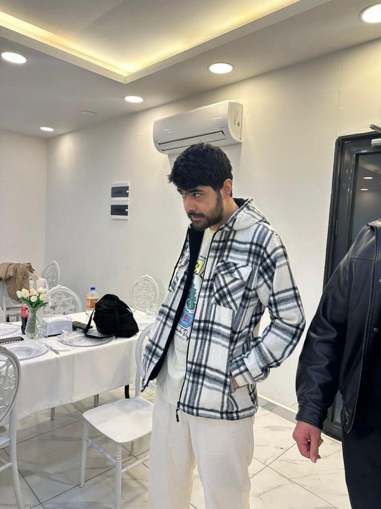 <p>25. yaşını kutlamak i&ccedil;in evinde kendisine s&uuml;rpriz yapan sevenleriyle vakit ge&ccedil;iren Barış, saz eşliğinde s&ouml;ylenen t&uuml;rk&uuml;ye eşlik etti.</p>

<p>&nbsp;</p>

<p>Doğum g&uuml;n&uuml; s&uuml;rprizini yapılmasını beklemediğini ifade eden Barış,<strong><span style="color:#A52A2A"><em> doğum g&uuml;n&uuml; kutlamayı ve ilginin kendisinde olmasını sevmediğini s&ouml;yledi.</em></span></strong></p>
