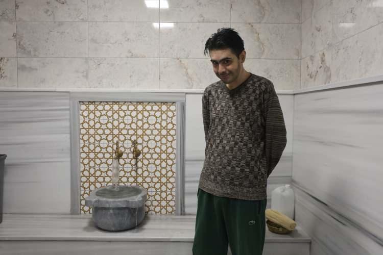 <p>3 yılın ardından ilk defa dışarıya &ccedil;ıkmaya başlayan Barış, birka&ccedil; ay &ouml;nce nişanlanan arkadaşını yalnız bırakmayarak nişana gitti ve nişanda zorda olsa arkadaşıyla m&uuml;zik eşliğinde oynadı.</p>

<p>&nbsp;</p>

<p>&nbsp;</p>
